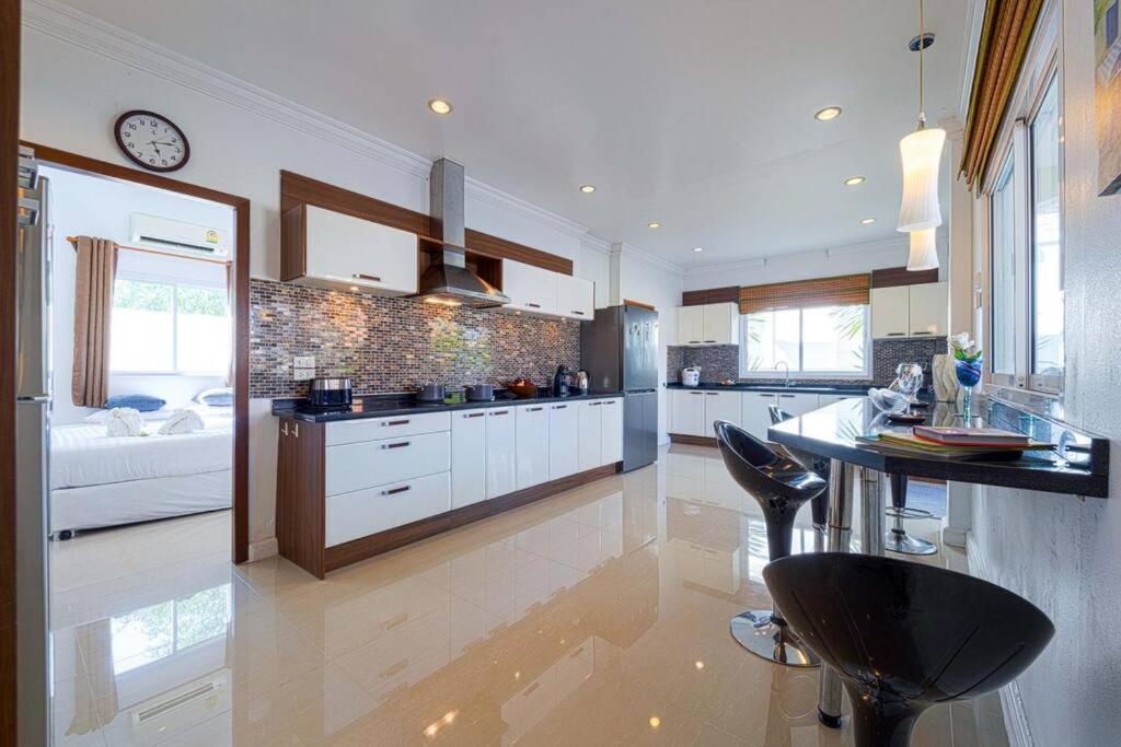 Villa Luxurious 5-bedroom Private Pool Villa! Pv5 Hua Hin