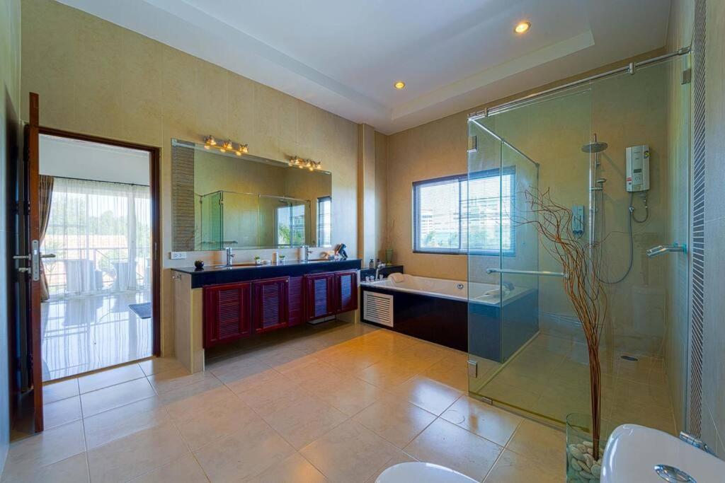 Villa Luxurious 5-bedroom Private Pool Villa! Pv5 Hua Hin