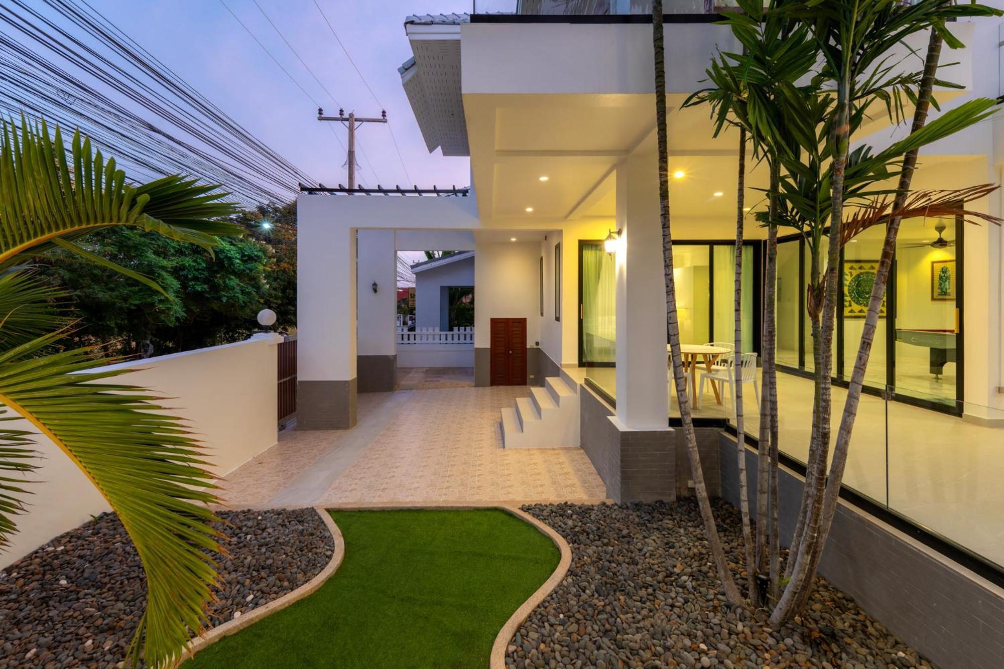 Villa Stunning With Pool And Tropical Garden HHQ