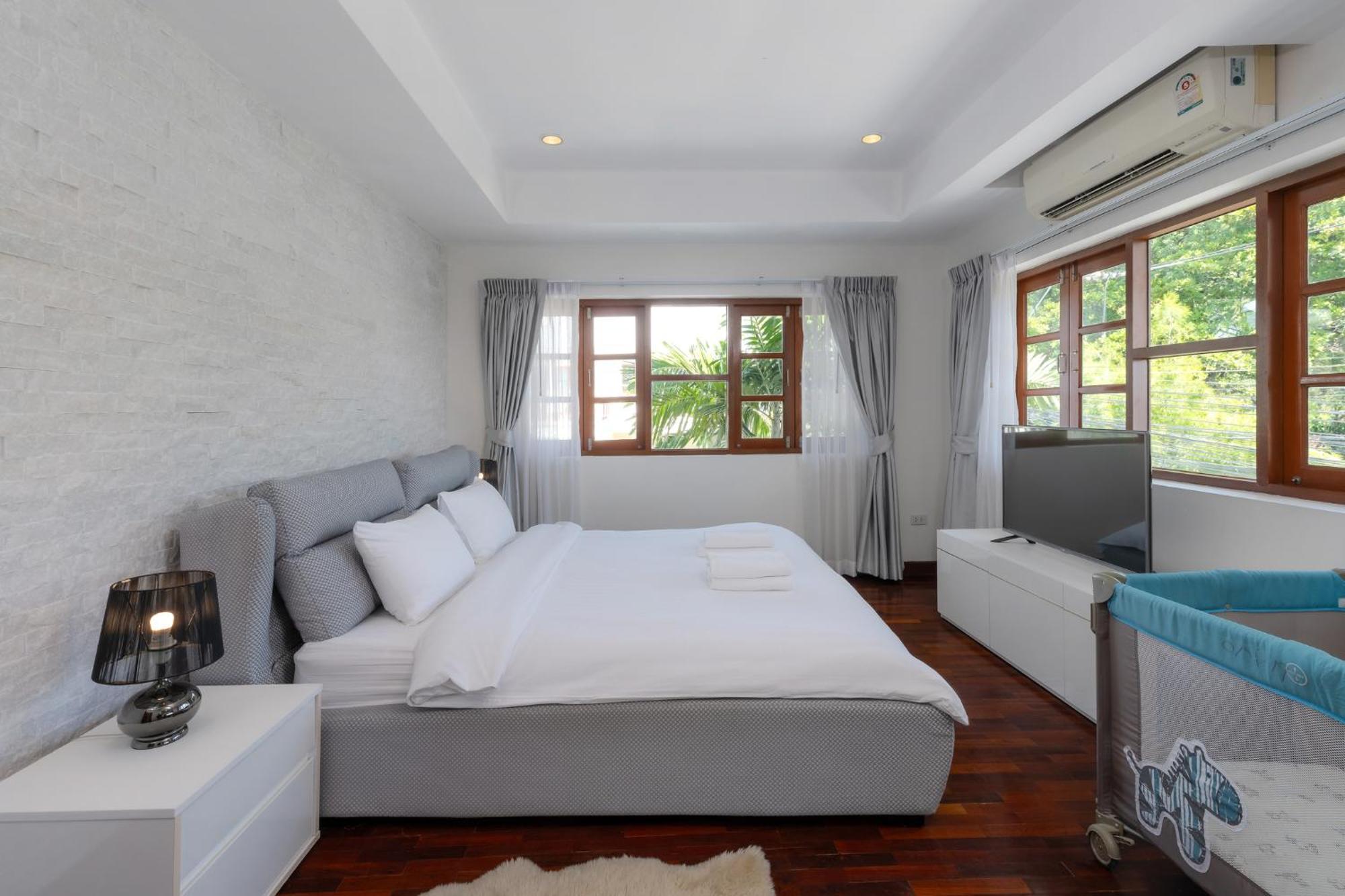 Stunning With Pool And Tropical Garden *