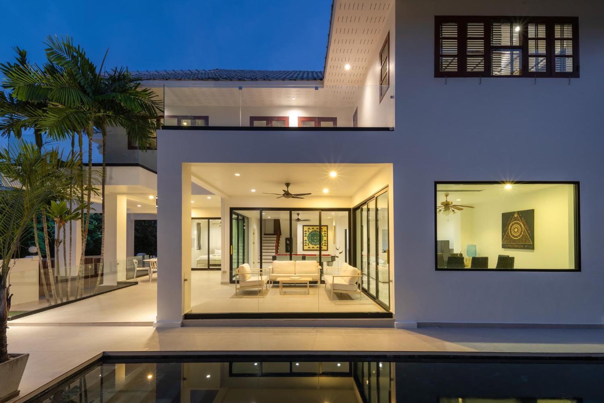 Villa Stunning With Pool And Tropical Garden HHQ