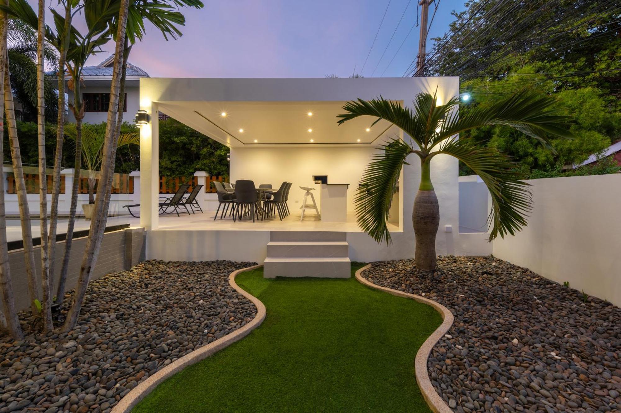 Stunning With Pool And Tropical Garden *