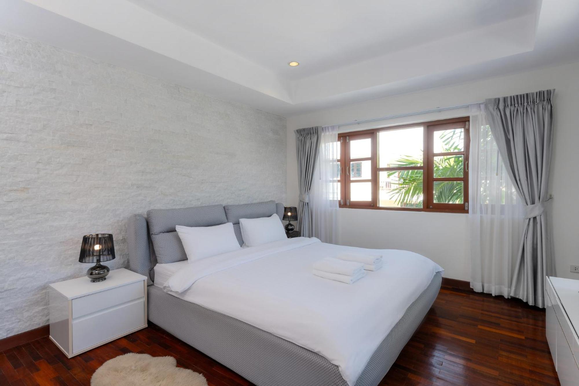 Villa Stunning With Pool And Tropical Garden HHQ
