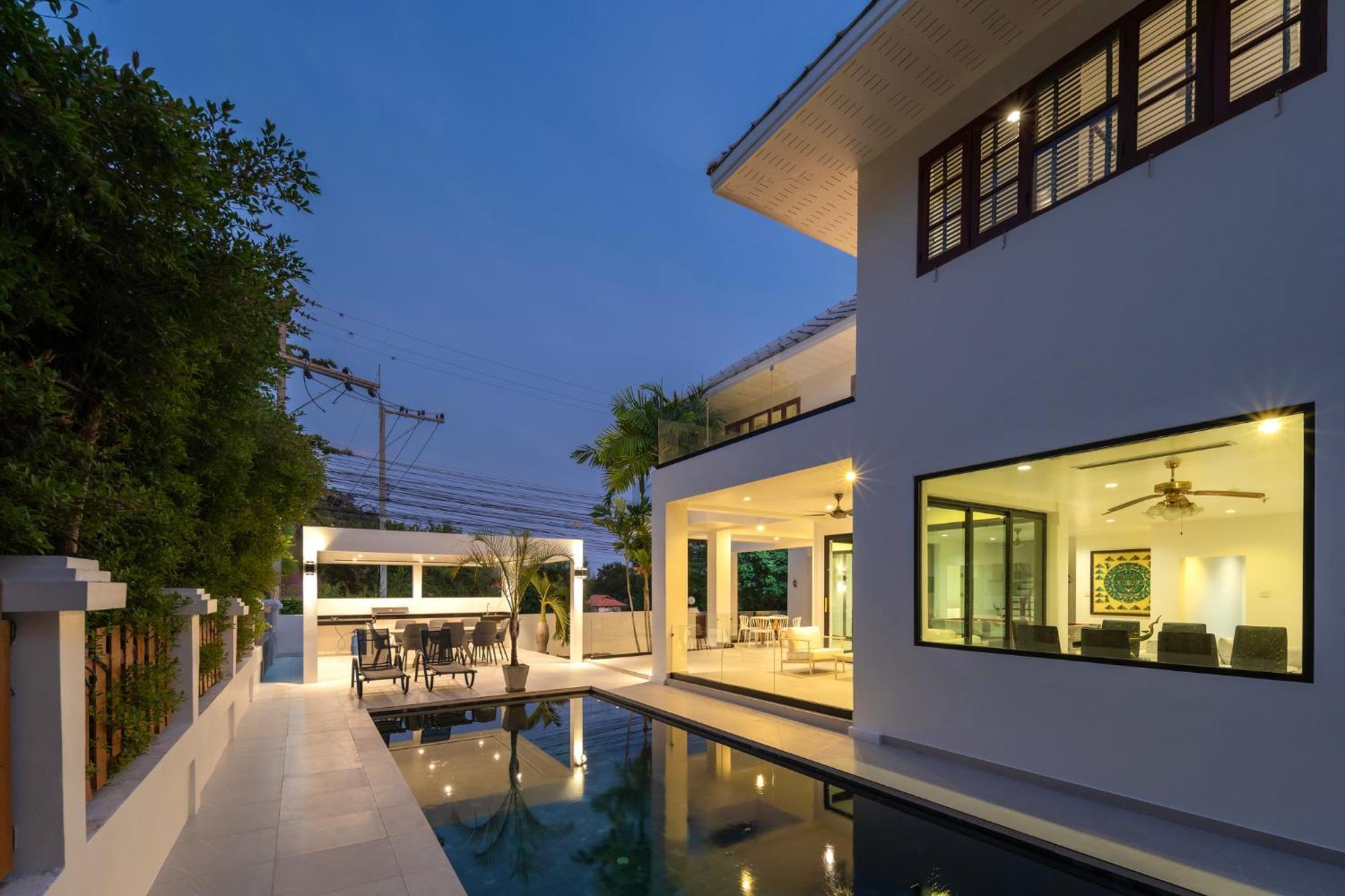 Villa Stunning With Pool And Tropical Garden