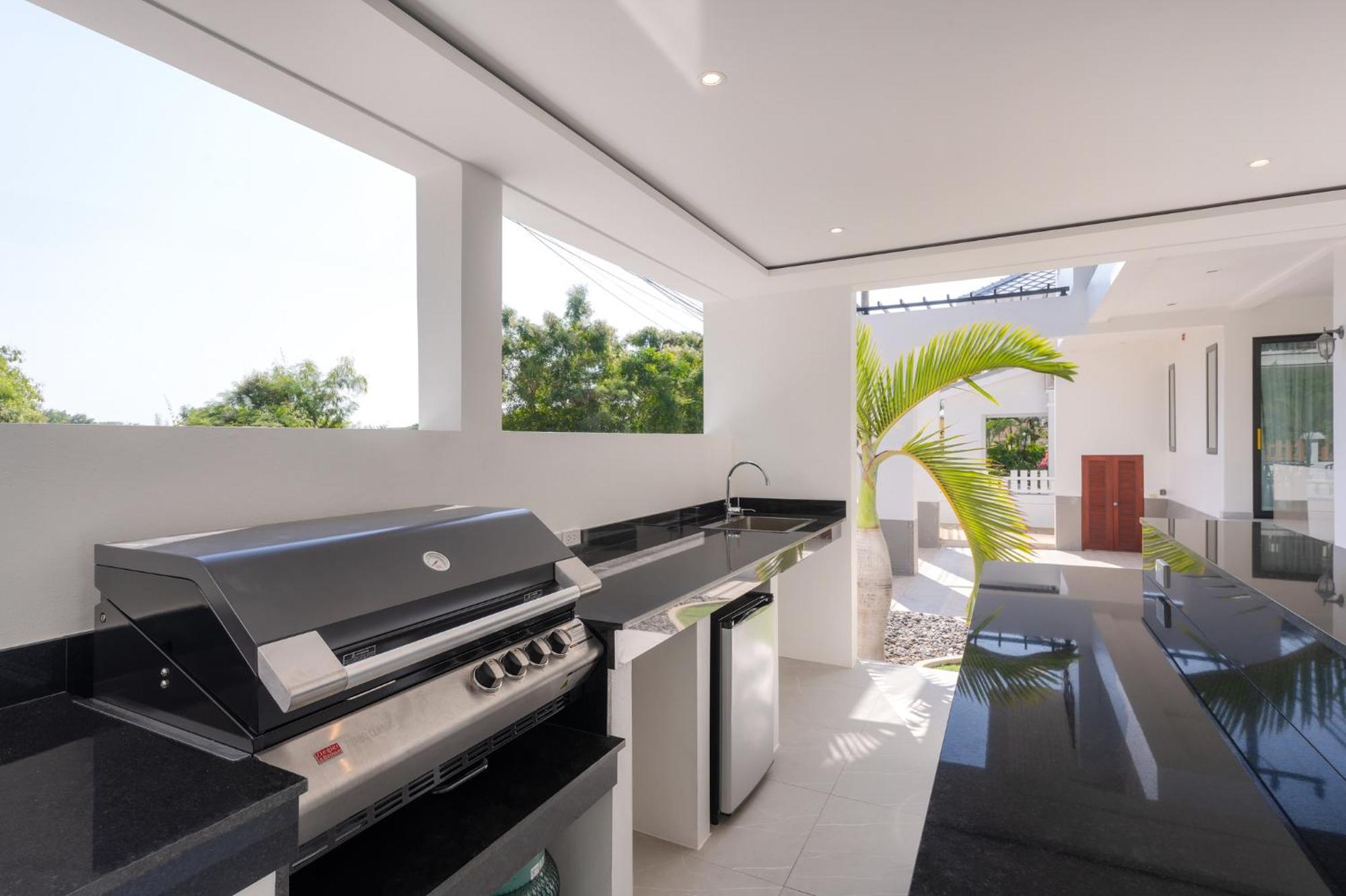 Stunning With Pool And Tropical Garden HHQ