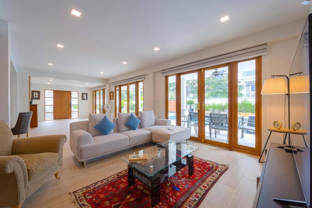 Biệt thự 5 Bedroom Pool In Center! Bv1