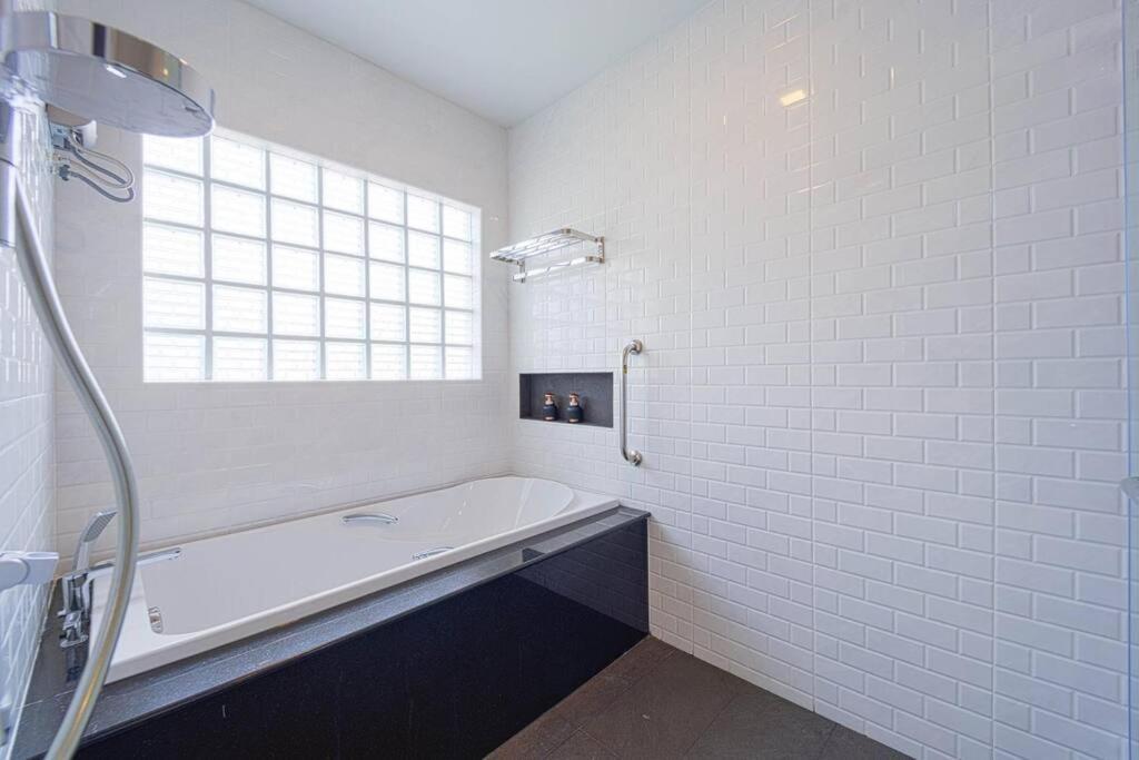 5 Bedroom Pool In Center! Bv1