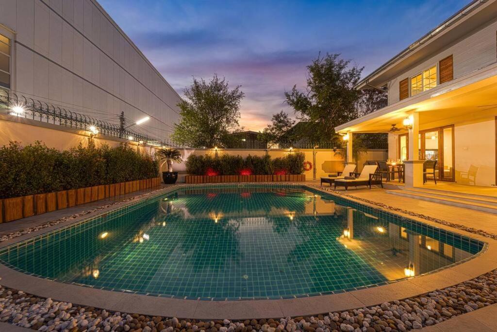 5 Bedroom Pool In Center! Bv1