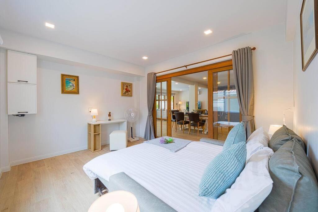 5 Bedroom Pool In Center! Bv1 *