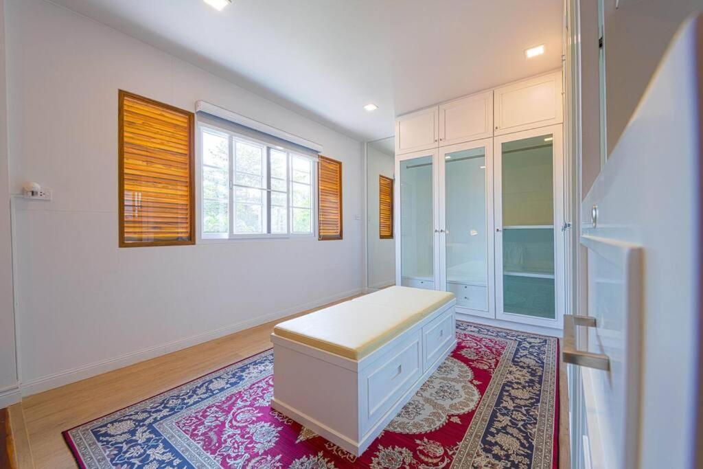 5 Bedroom Pool In Center! Bv1