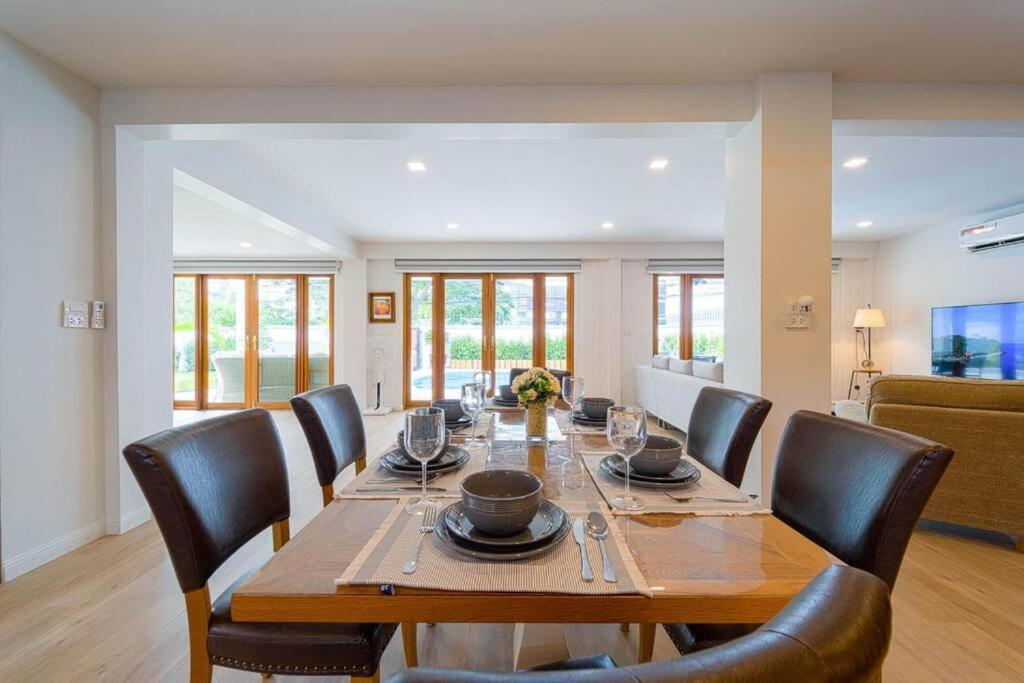 5 Bedroom Pool In Center! Bv1