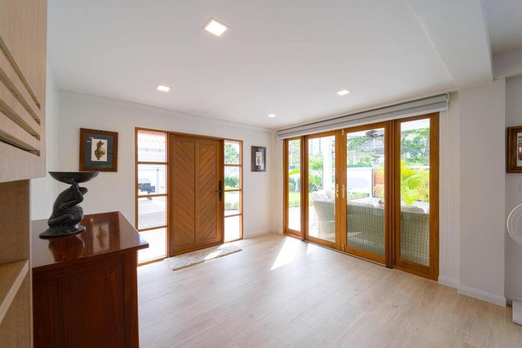5 Bedroom Pool In Center! Bv1 *
