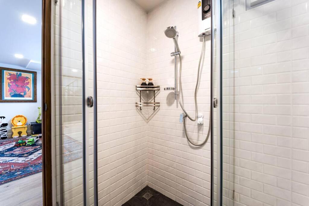 5 Bedroom Pool In Center! Bv1