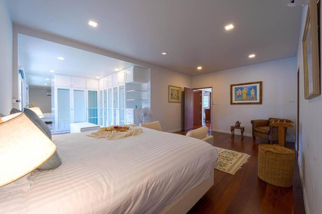 5 Bedroom Pool In Center! Bv1