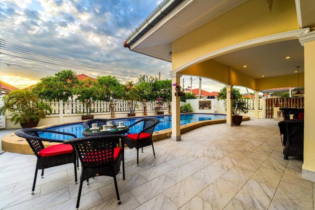 3 Bedroom Pool Close To Center! S102 Hua Hin