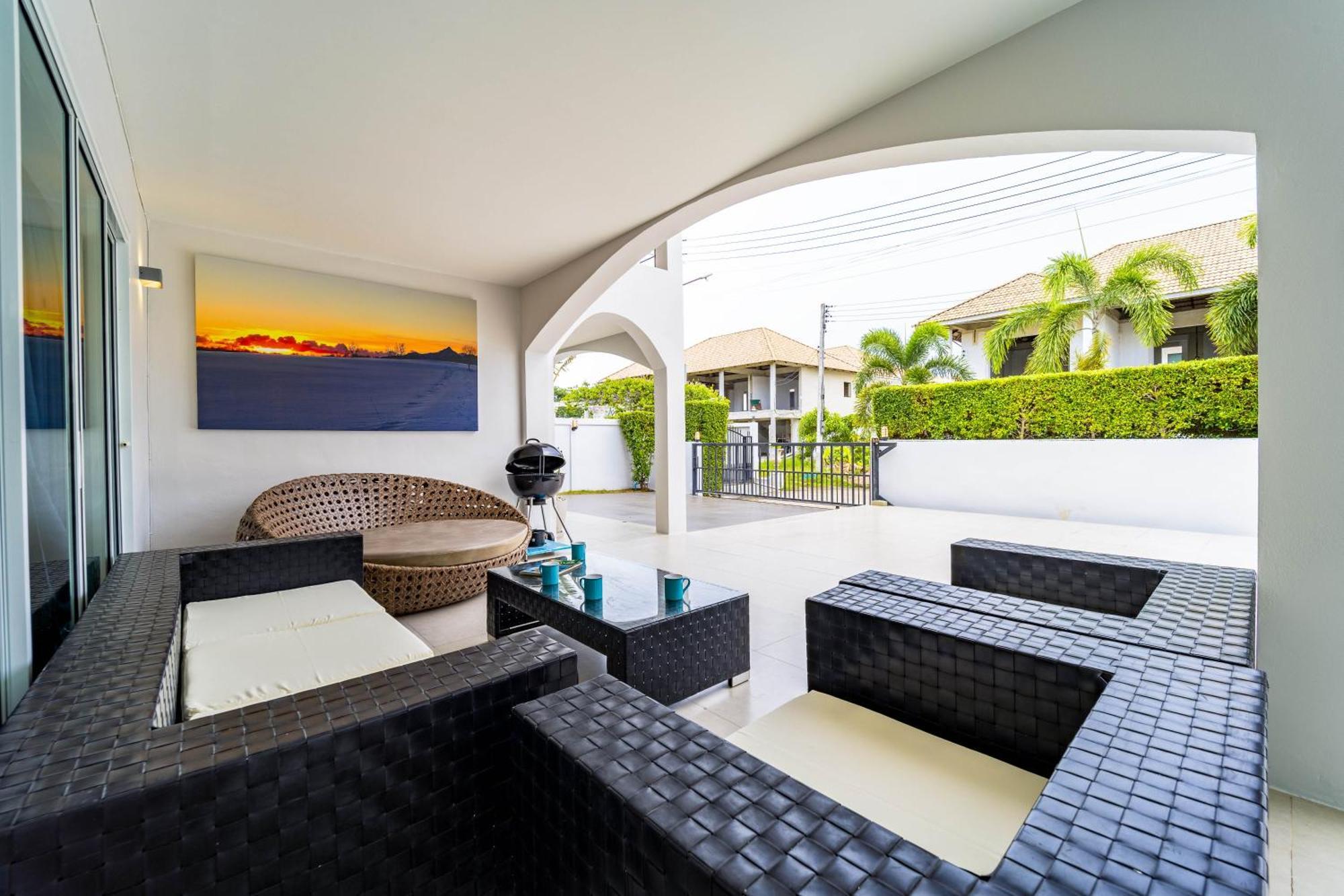 Modern 4 Bedroom Pool In Good Location Vy Vila *