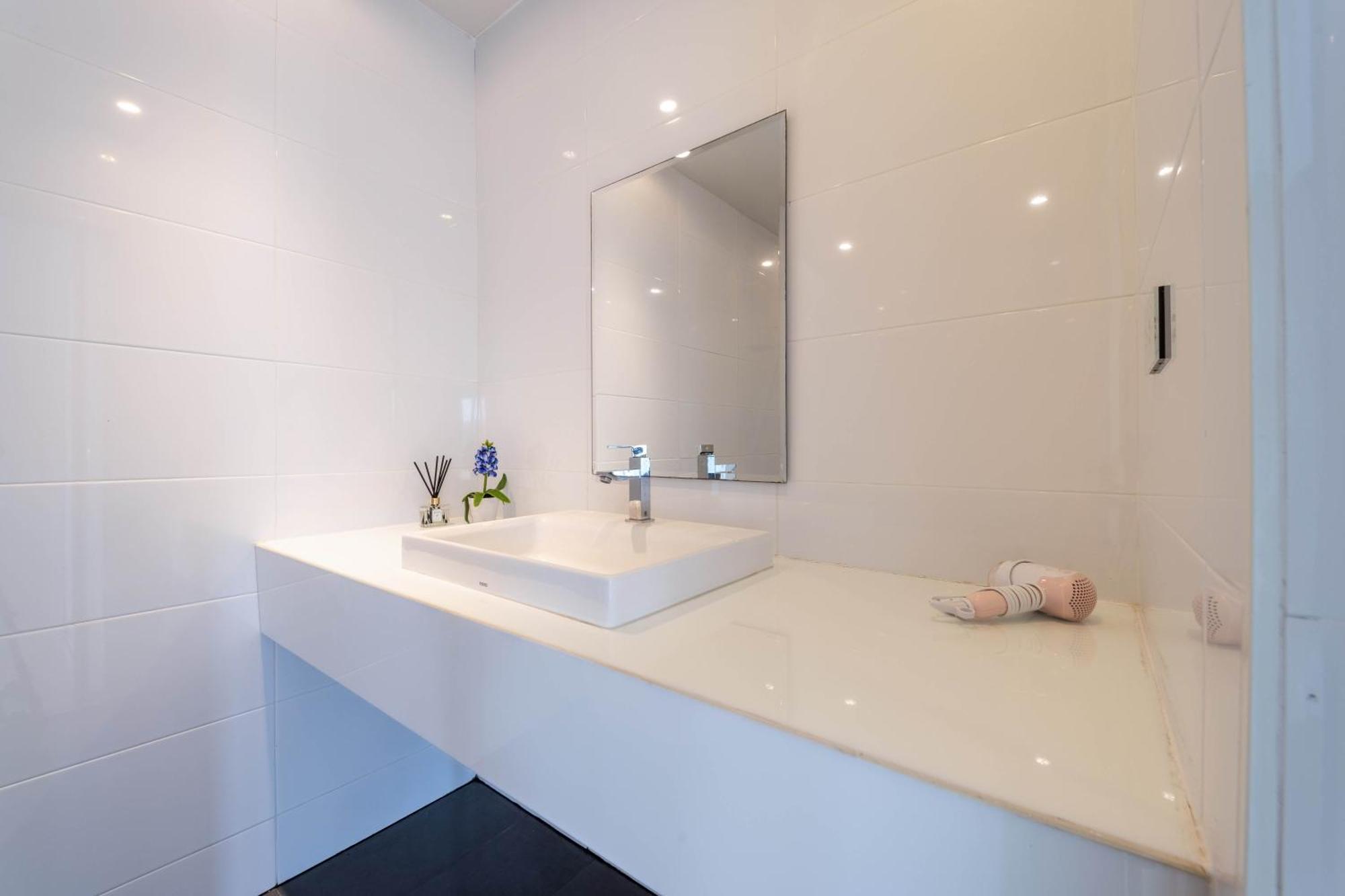 Modern 4 Bedroom Pool In Good Location Vy *