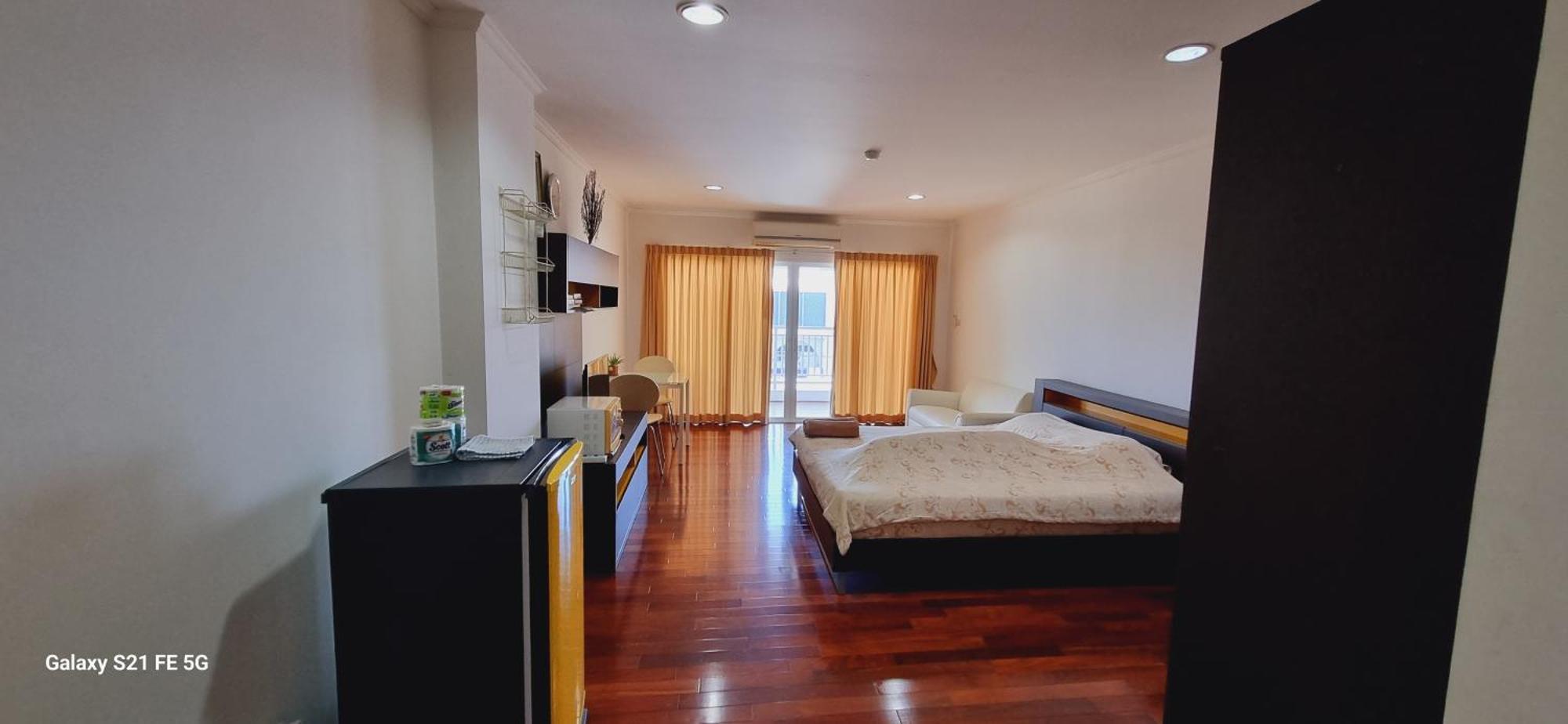 Baanklang By Petch Apartment