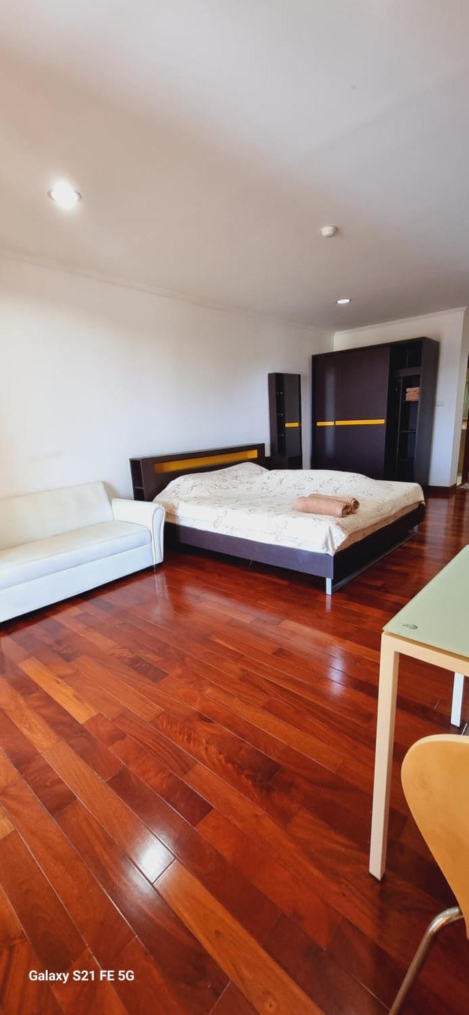 Baanklang By Petch Apartment