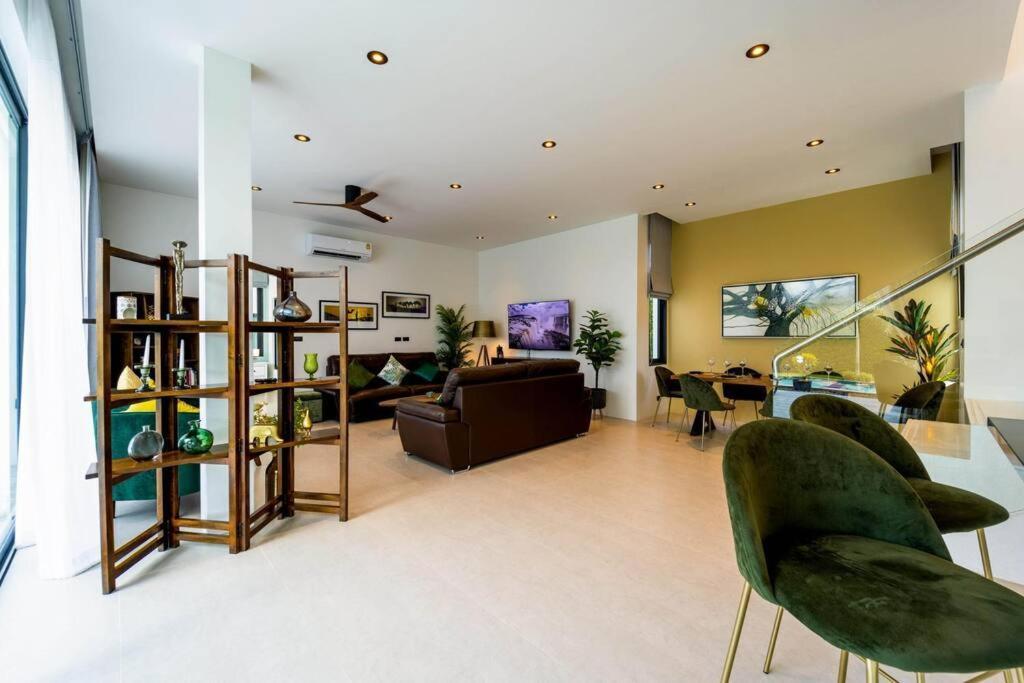 Luxury Modern 6 Bed Private Pool Llw