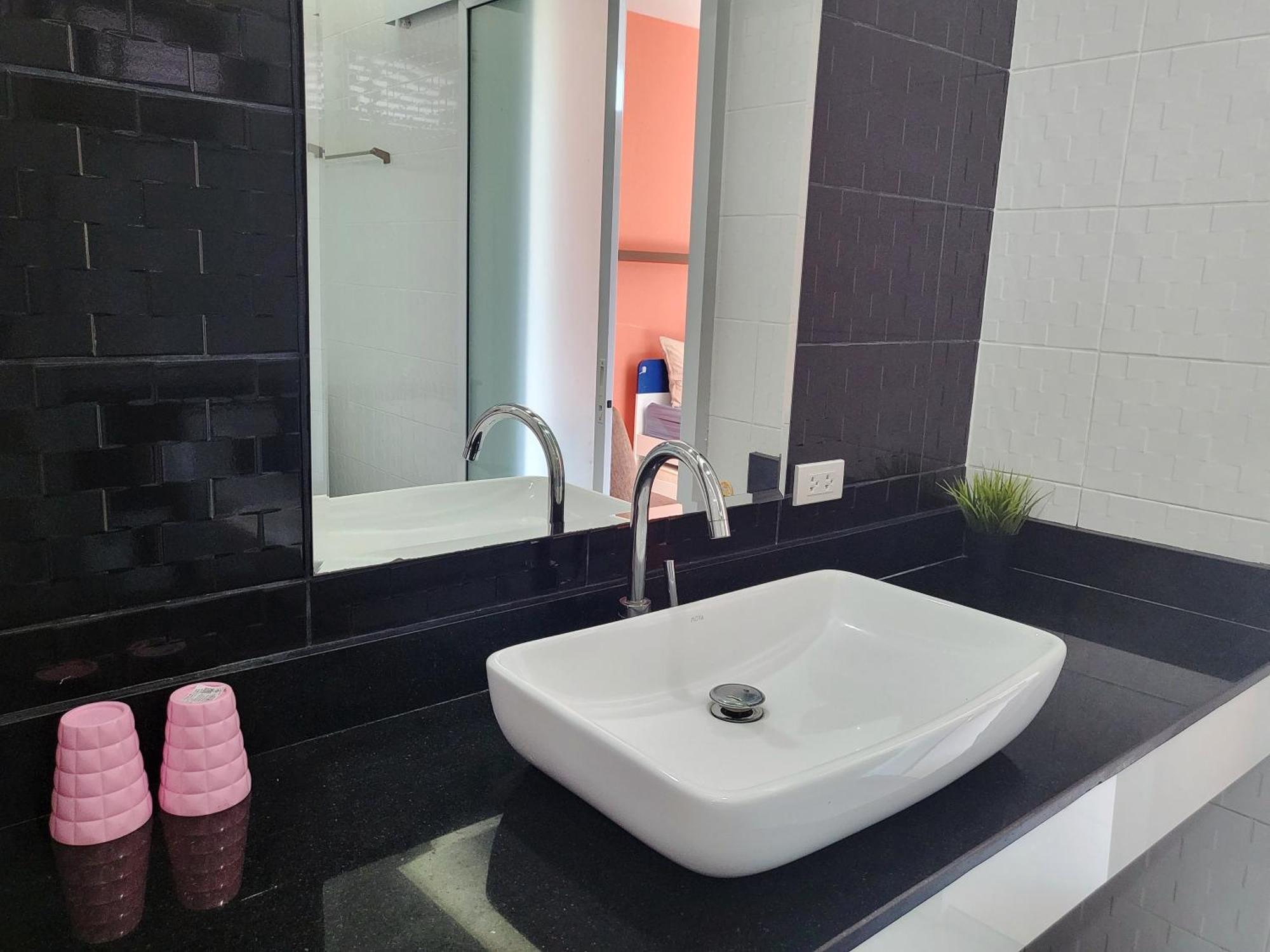 E , Private Pool For Your Family HHQ