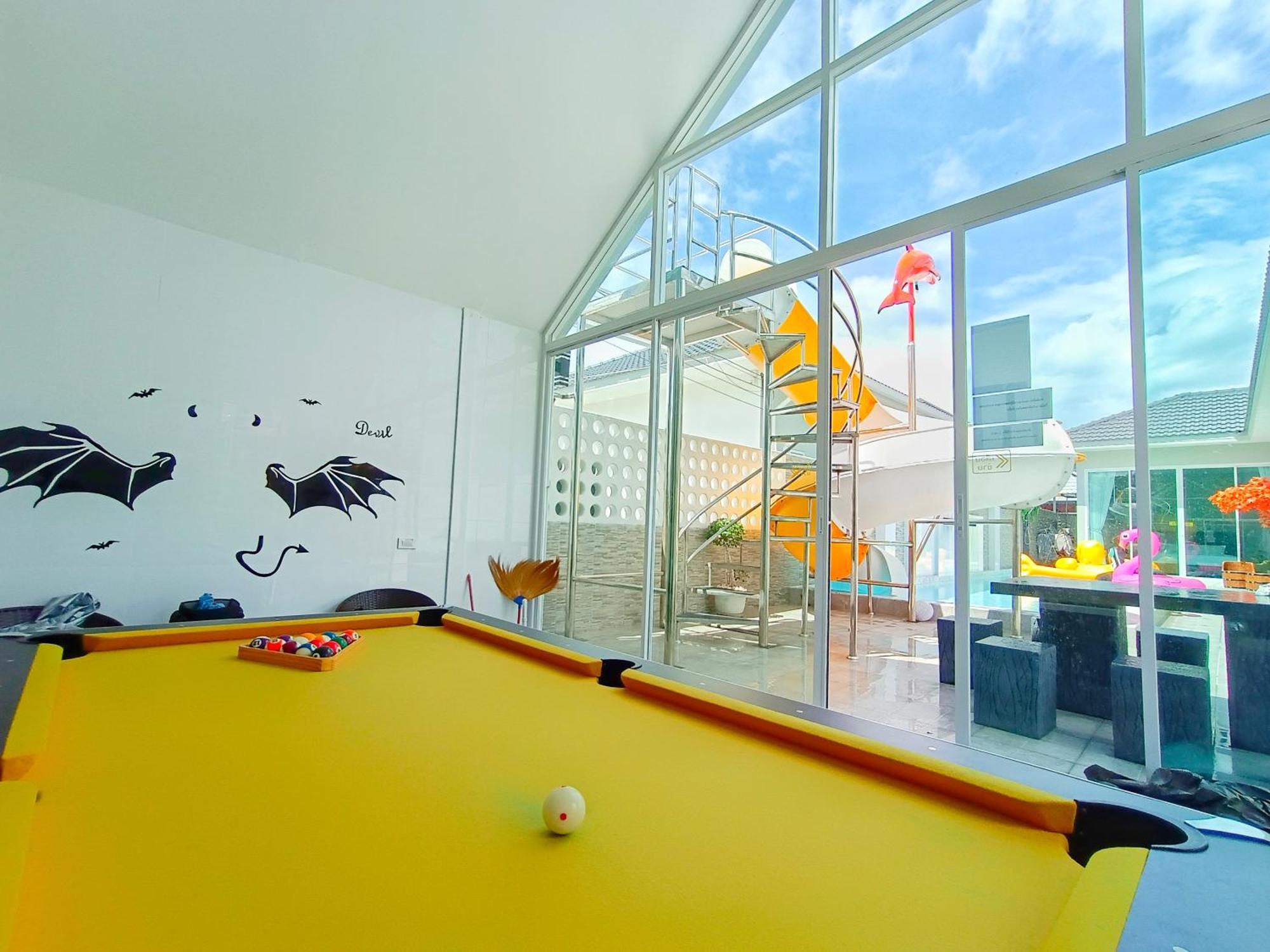 Here Poolvilla HHQ