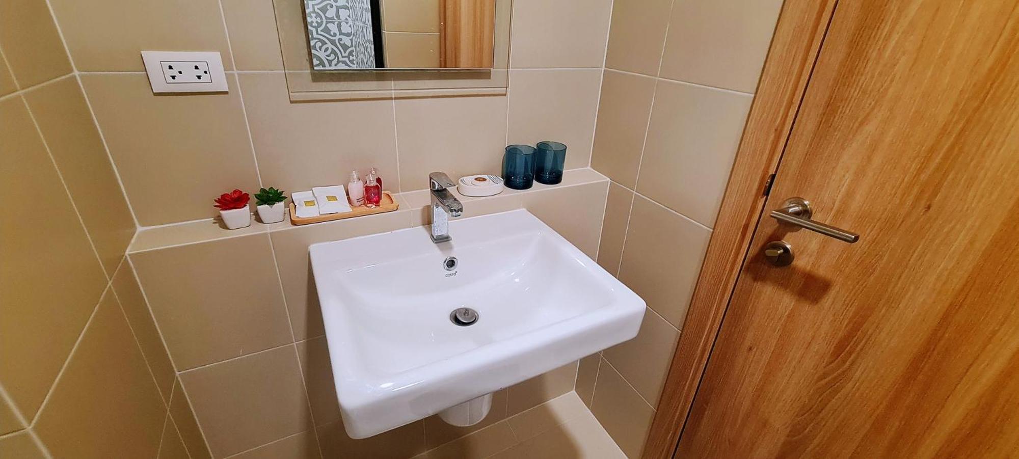 Lahabana Condo: Highest Floor With Night Market Proximity * HHQ