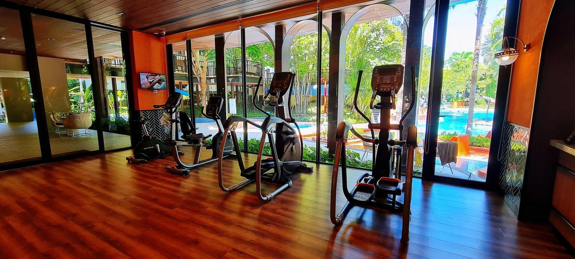 Lahabana Condo: Highest Floor With Night Market Proximity *