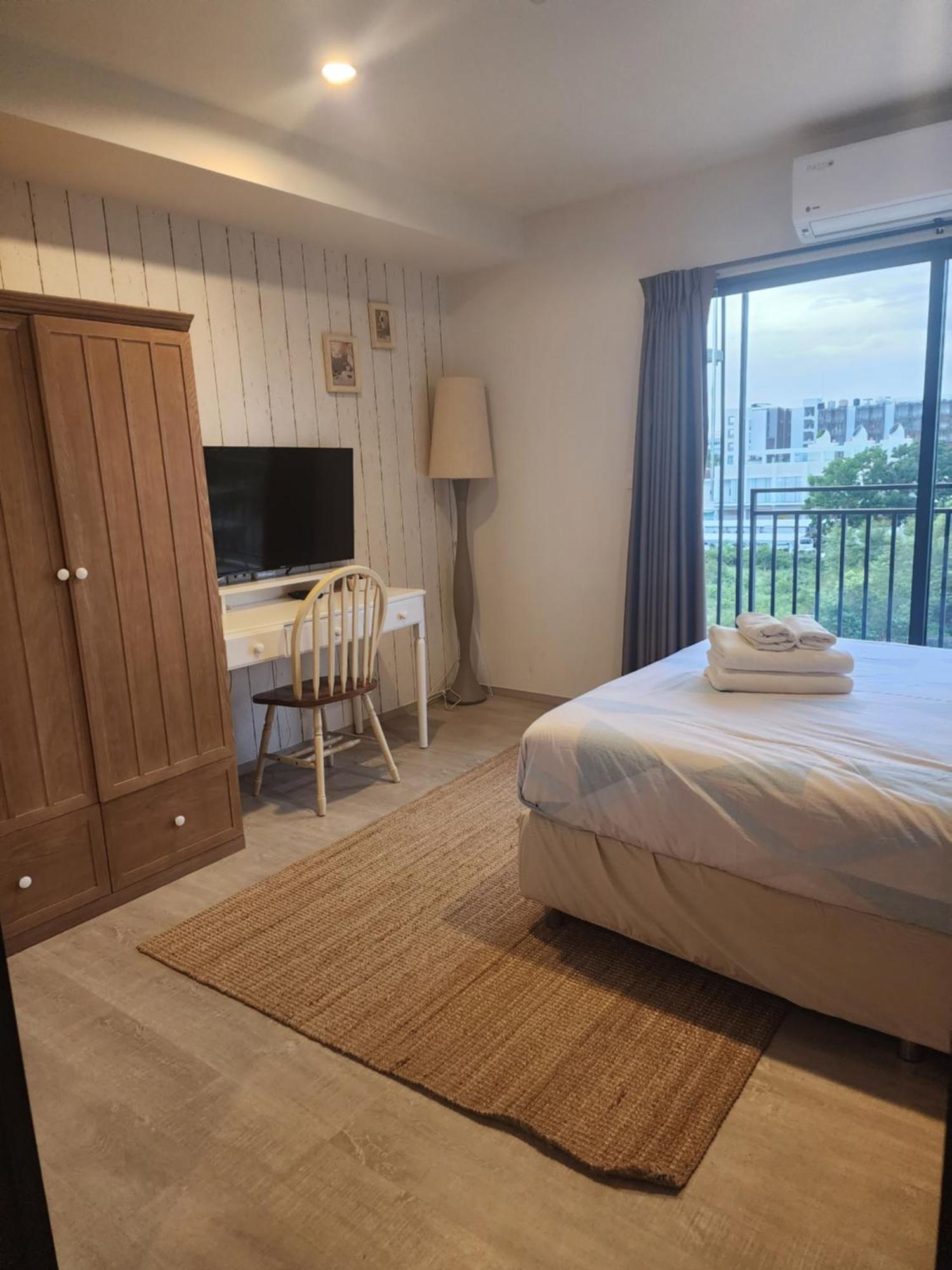Apple's La Casita Room2