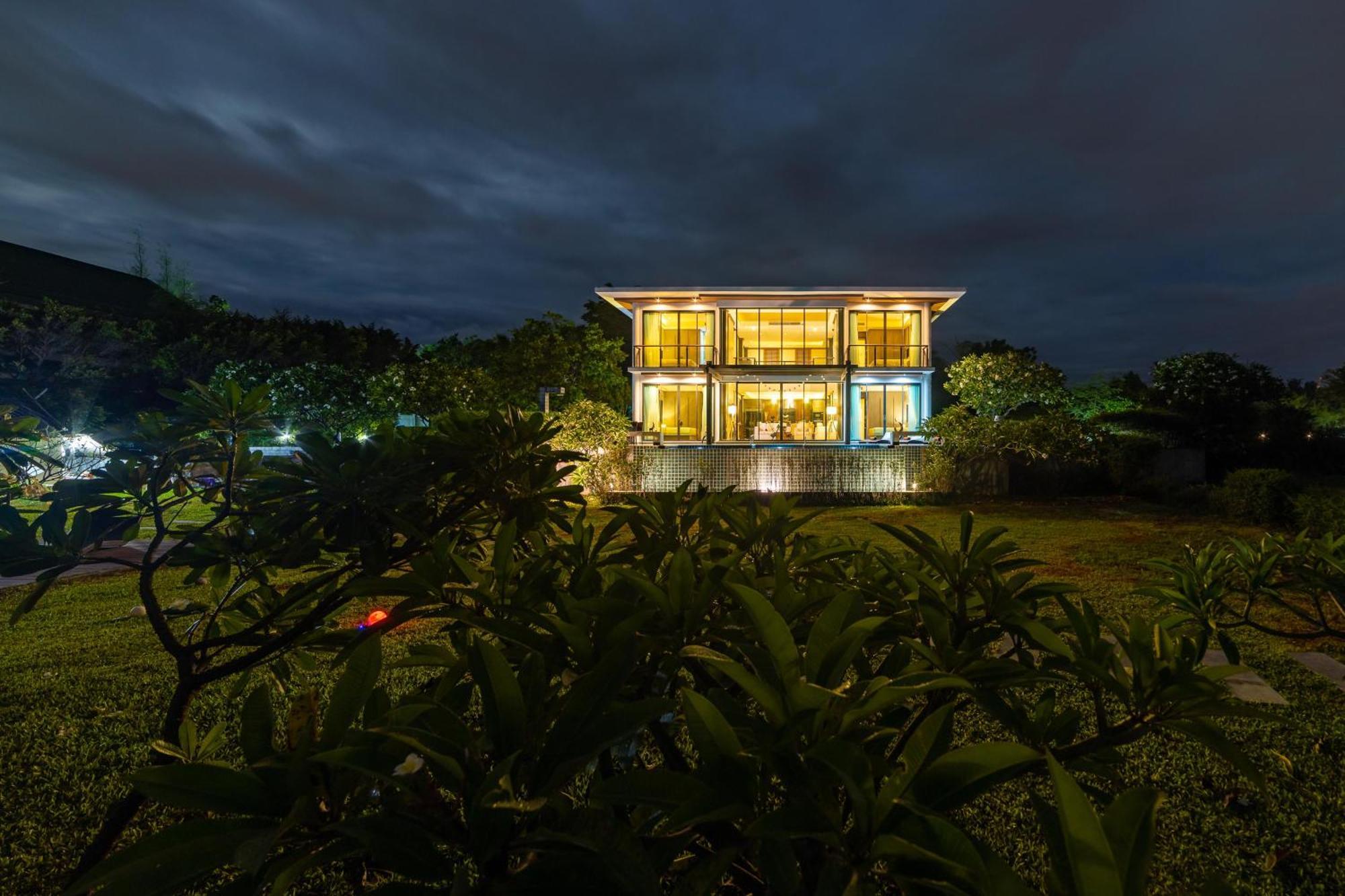 Beachfront Modern 4 Bedroom Pool - Rv