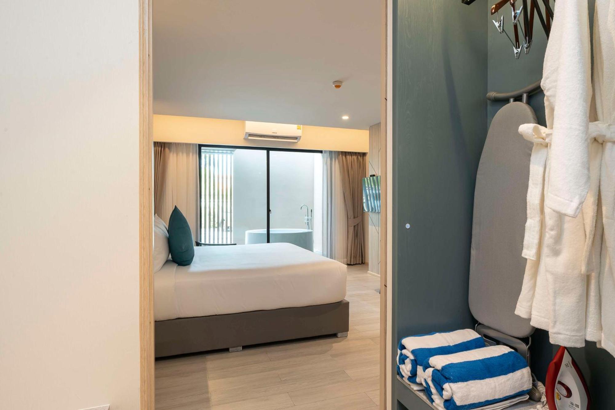 Western Carapace Hotel 4*
