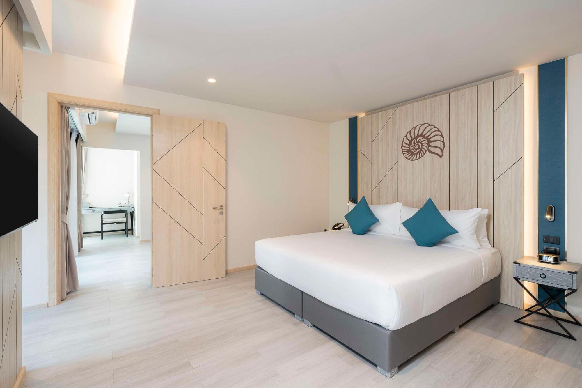 Western Carapace Hotel