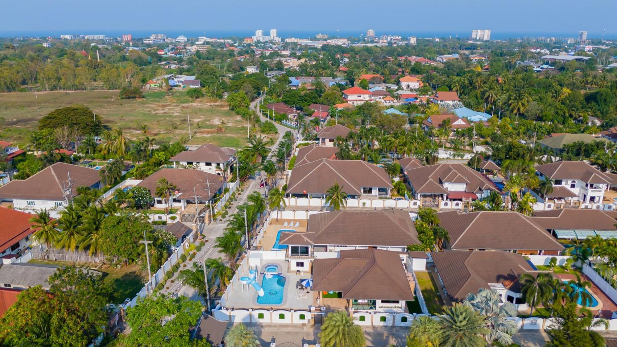 Di Pool Hunhin 2km From HHQ