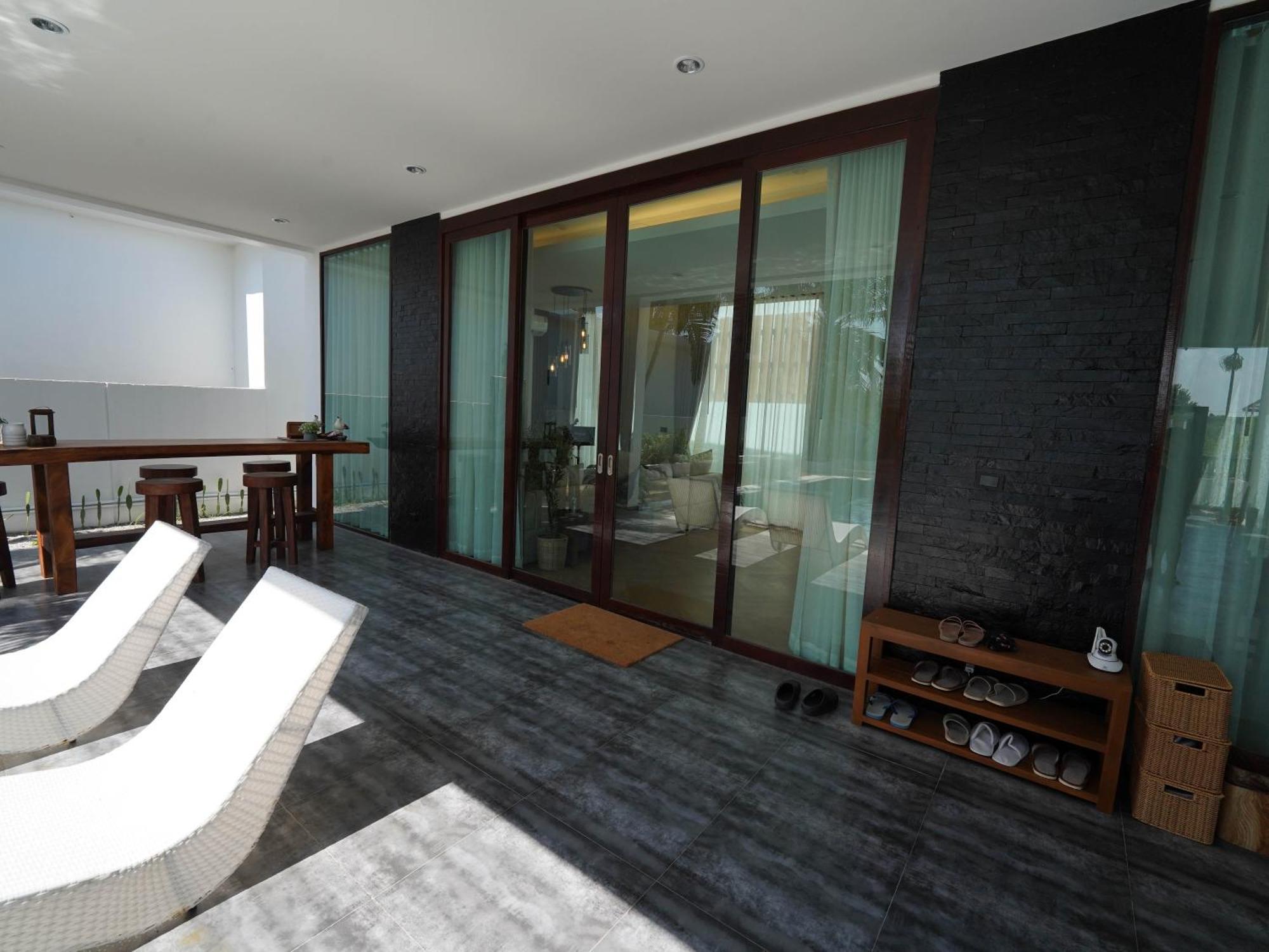 Roomquest Hideaway Villa