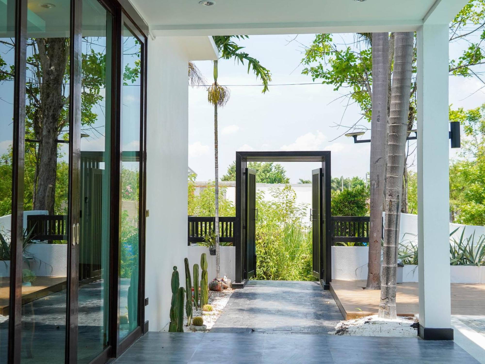 Roomquest Hideaway Villa Hua Hin