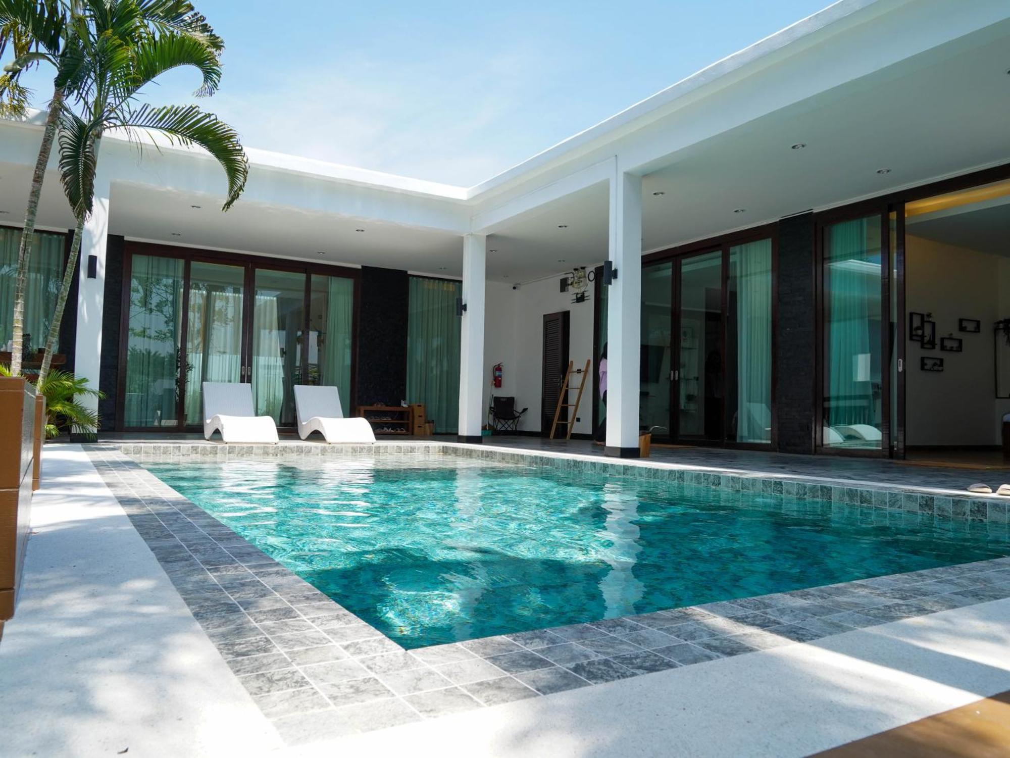 Roomquest Hideaway Villa *