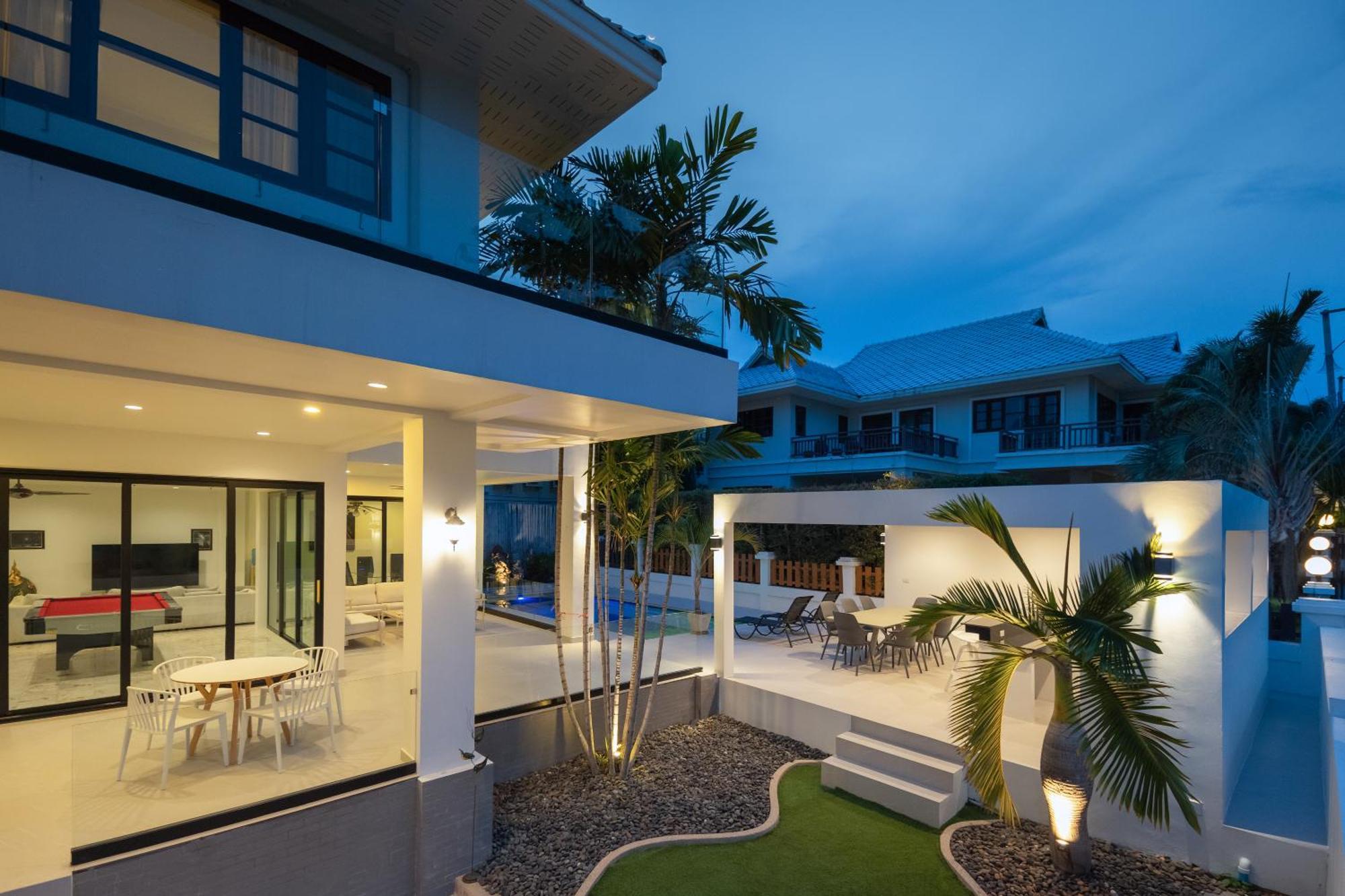 Villa Stunning With Pool And Tropical Garden