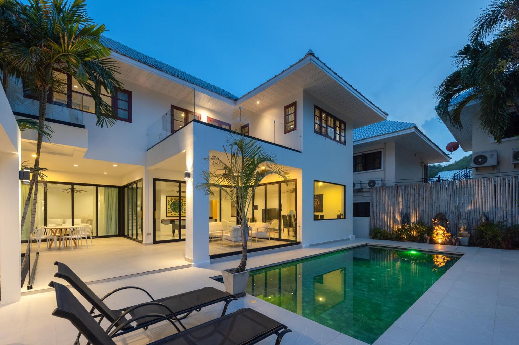 Villa Stunning With Pool And Tropical Garden HHQ