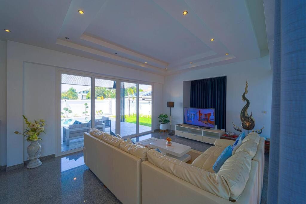 Holiday home Luxury 4 Bedroom Pool - Pv8 *