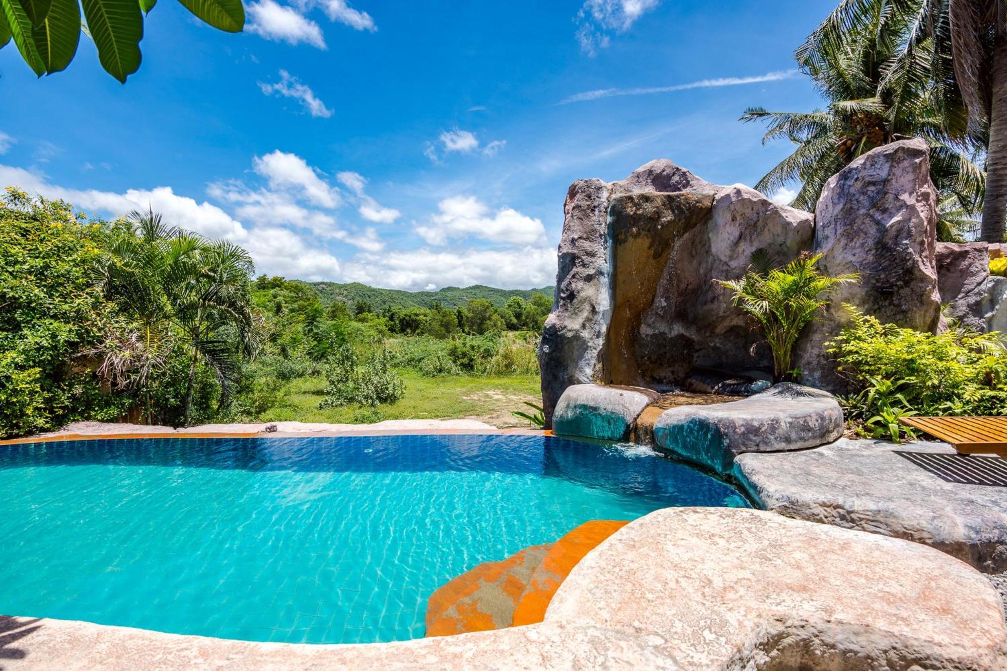 Casa de férias I-din Poolvilla: Nature Retreat With Mountain Views HHQ