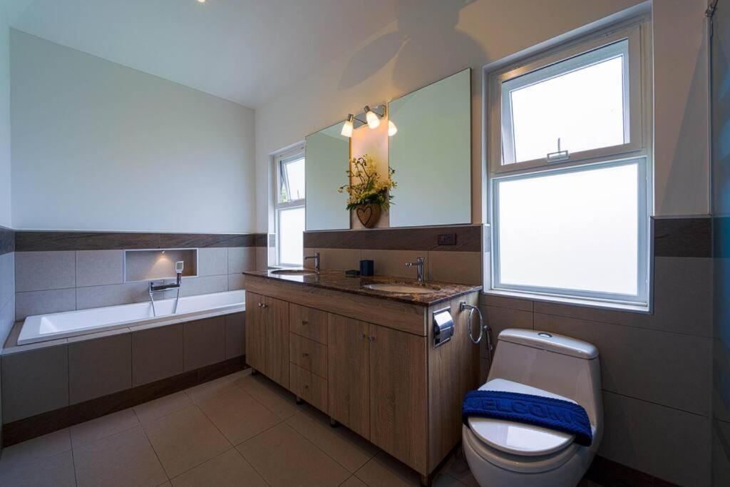 Modern 3 Bedroom Pool - Mr54 HHQ
