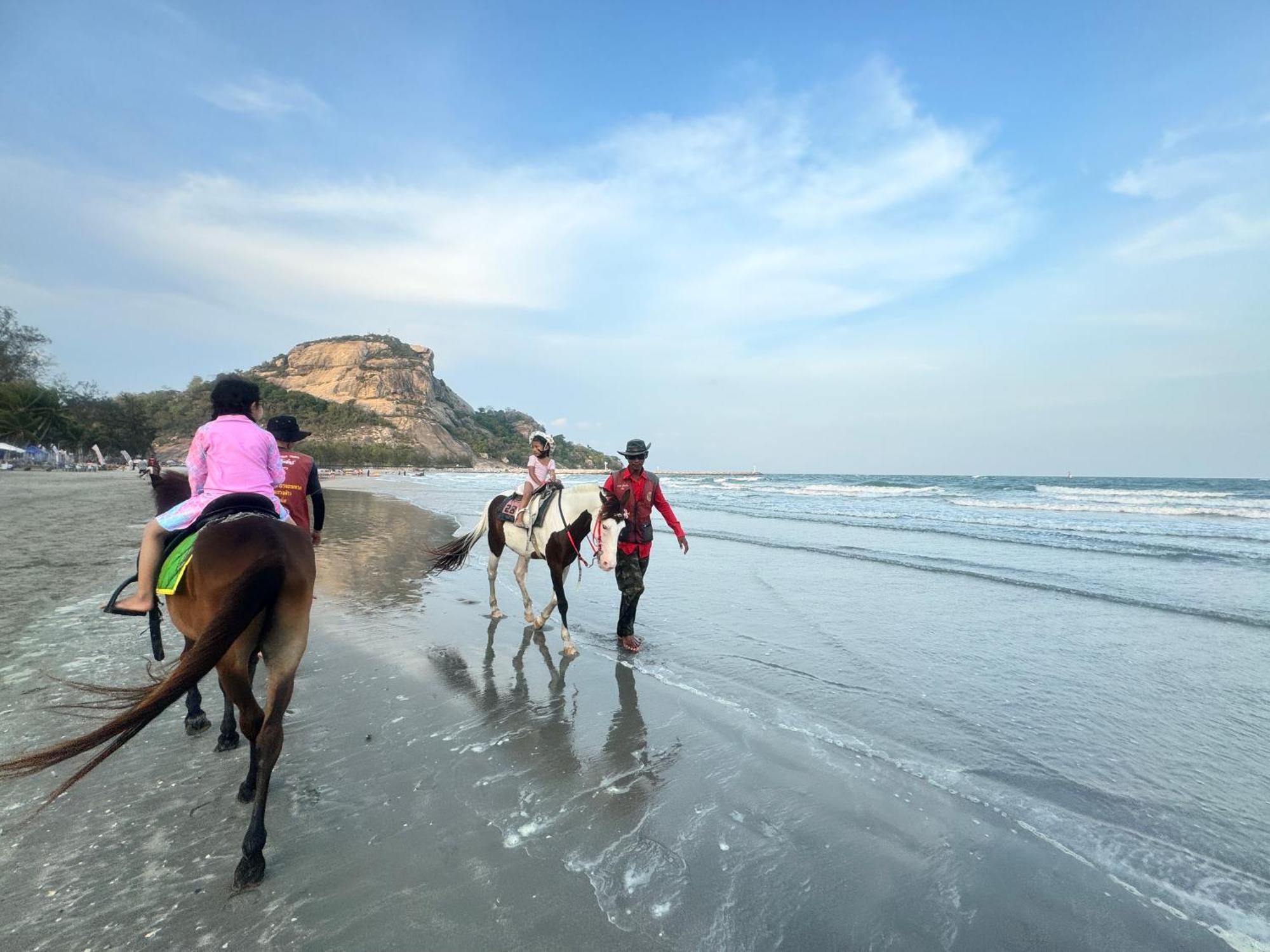 Sea&mountain View,5 Mins Walk To Famous With King Size Bed *