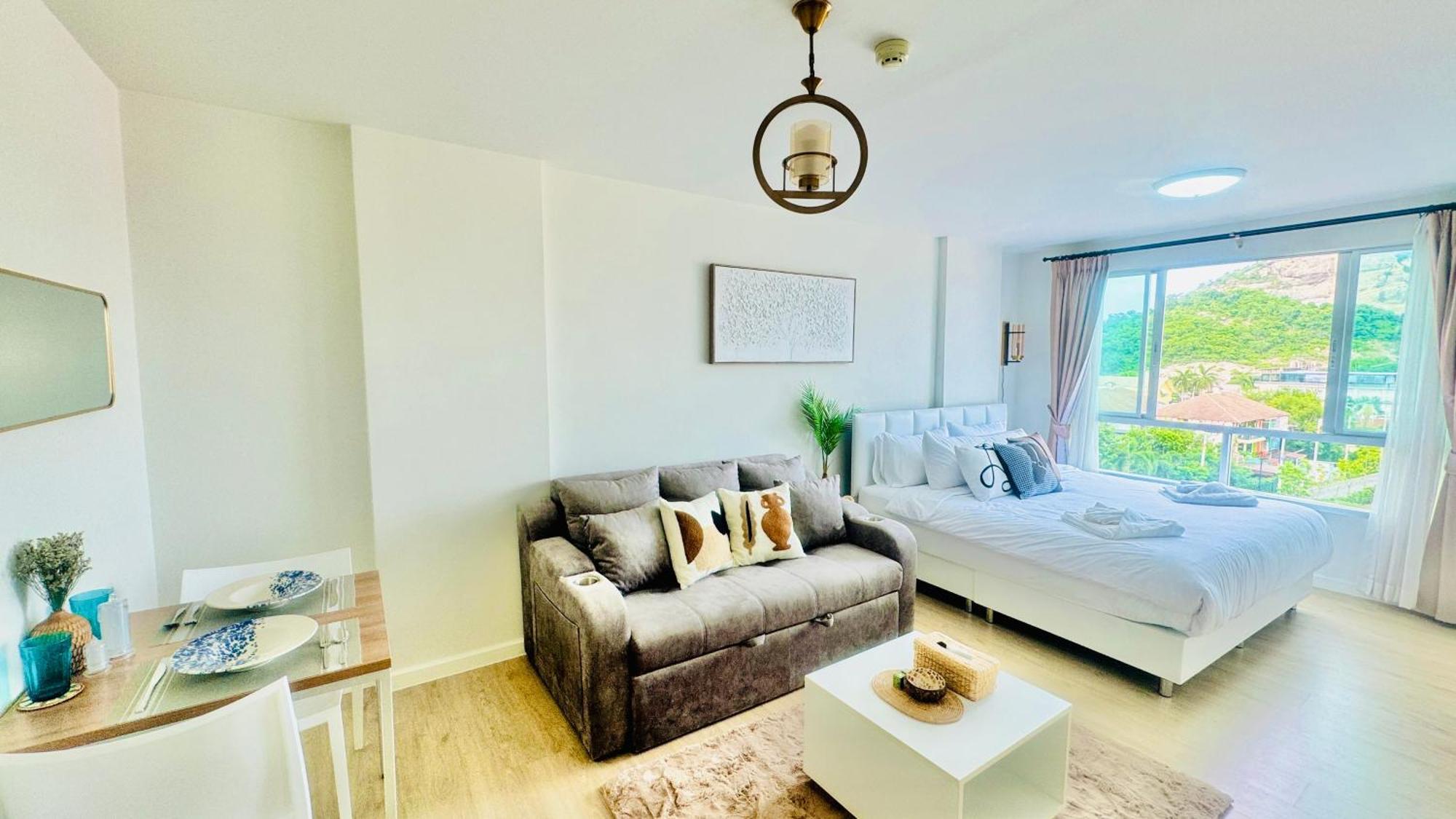 Sea&mountain View,5 Mins Walk To Famous With King Size Bed Apartment