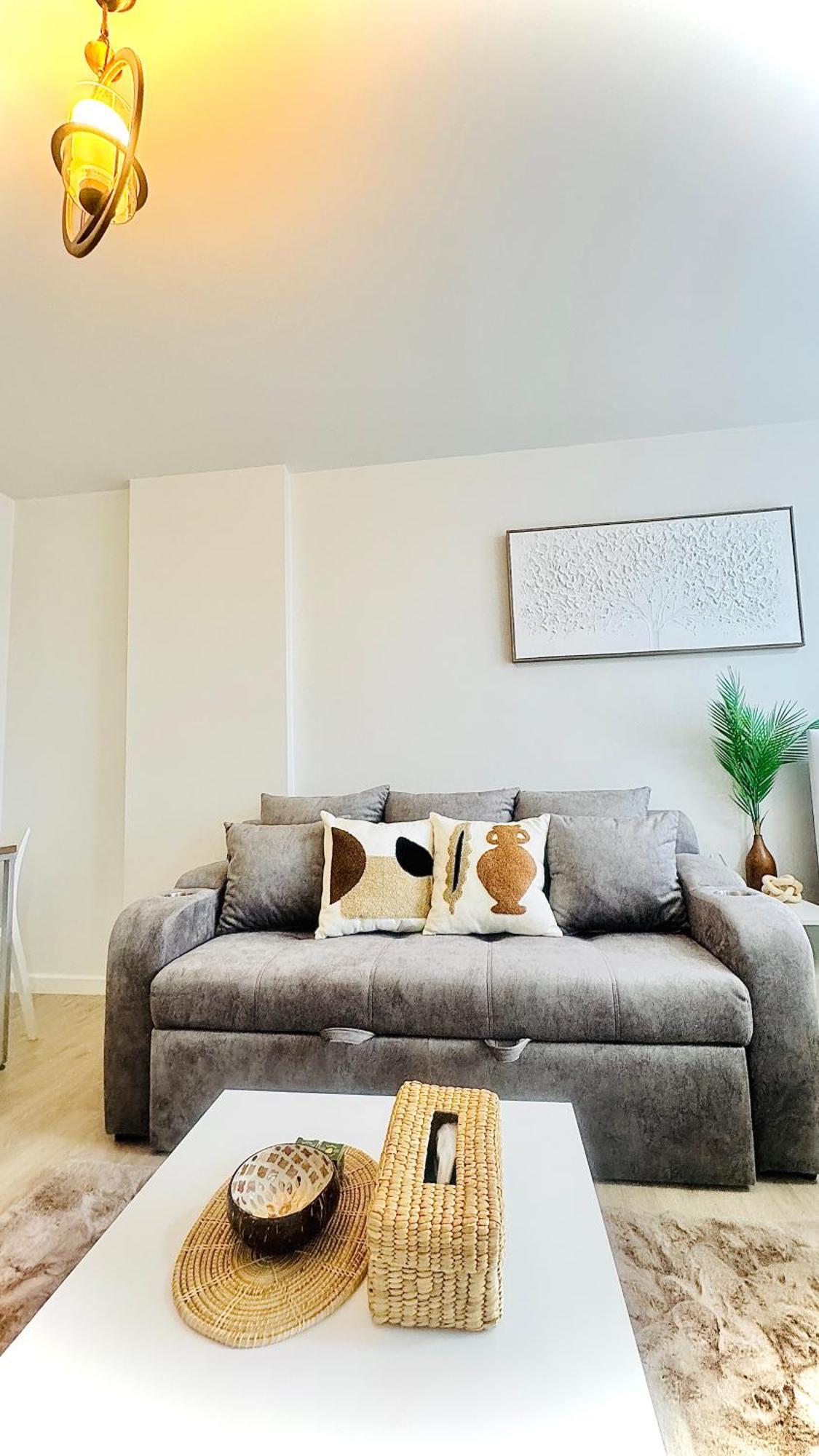 Sea&mountain View,5 Mins Walk To Famous With King Size Bed Apartment *