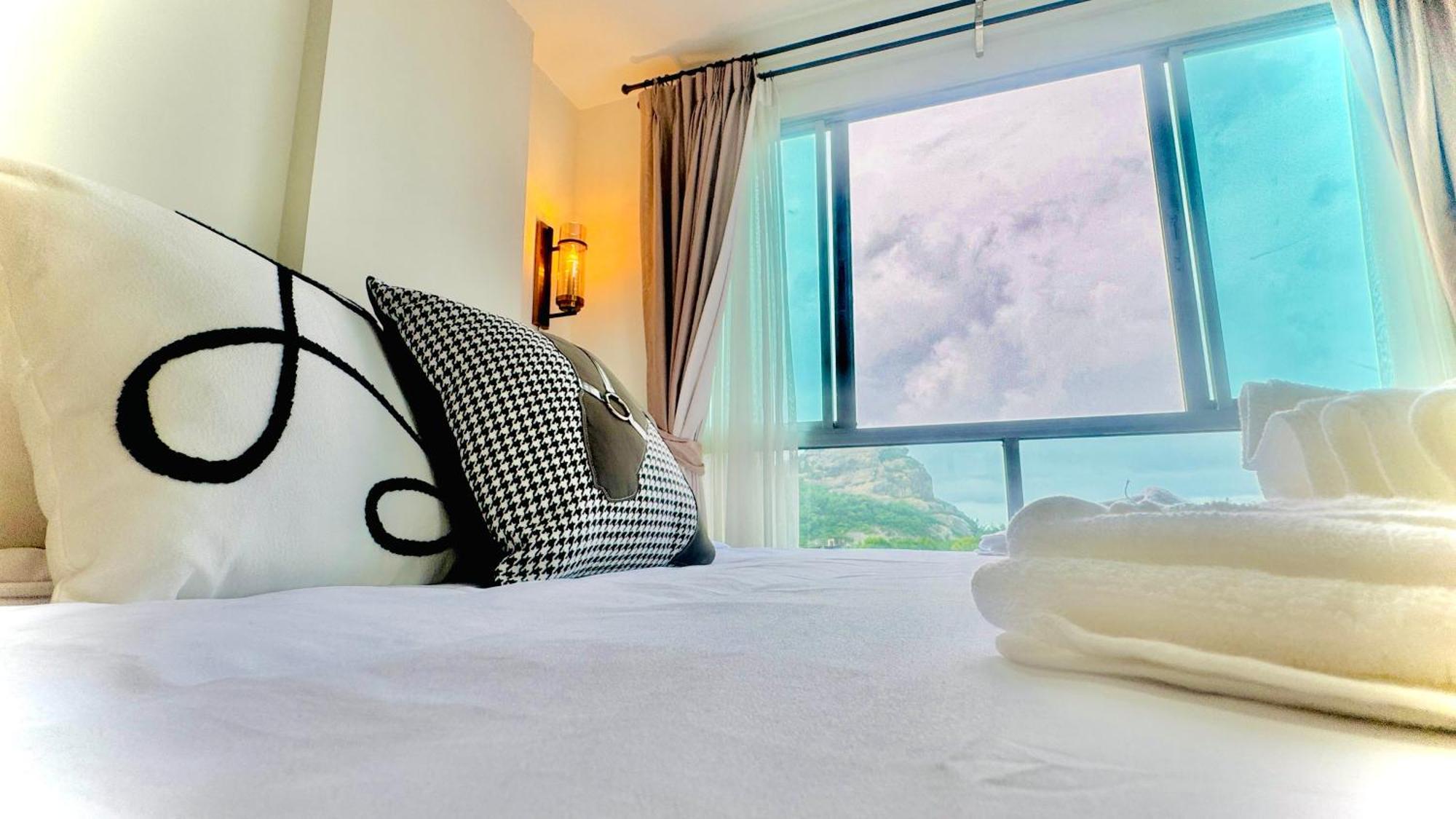 Sea&mountain View,5 Mins Walk To Famous With King Size Bed Apartment Hua Hin