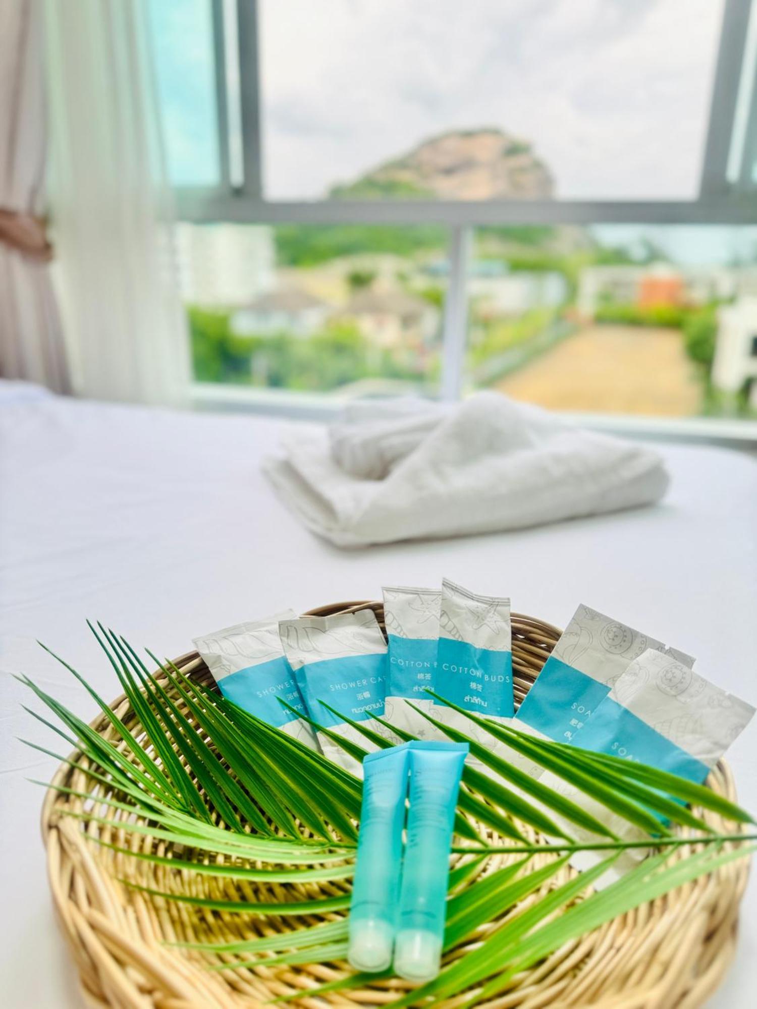 Sea&mountain View,5 Mins Walk To Famous With King Size Bed