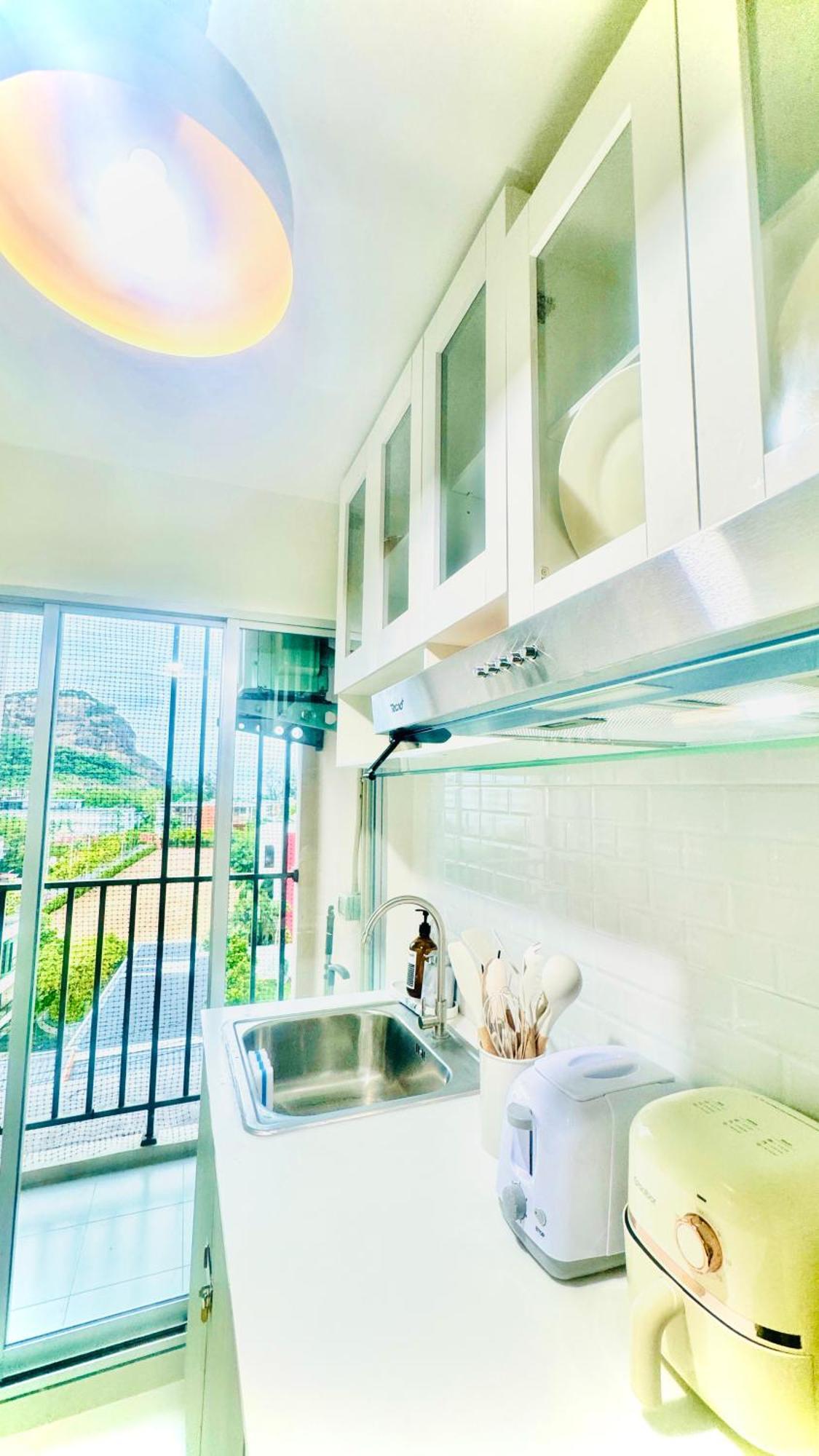 Sea&mountain View,5 Mins Walk To Famous With King Size Bed Apartment *