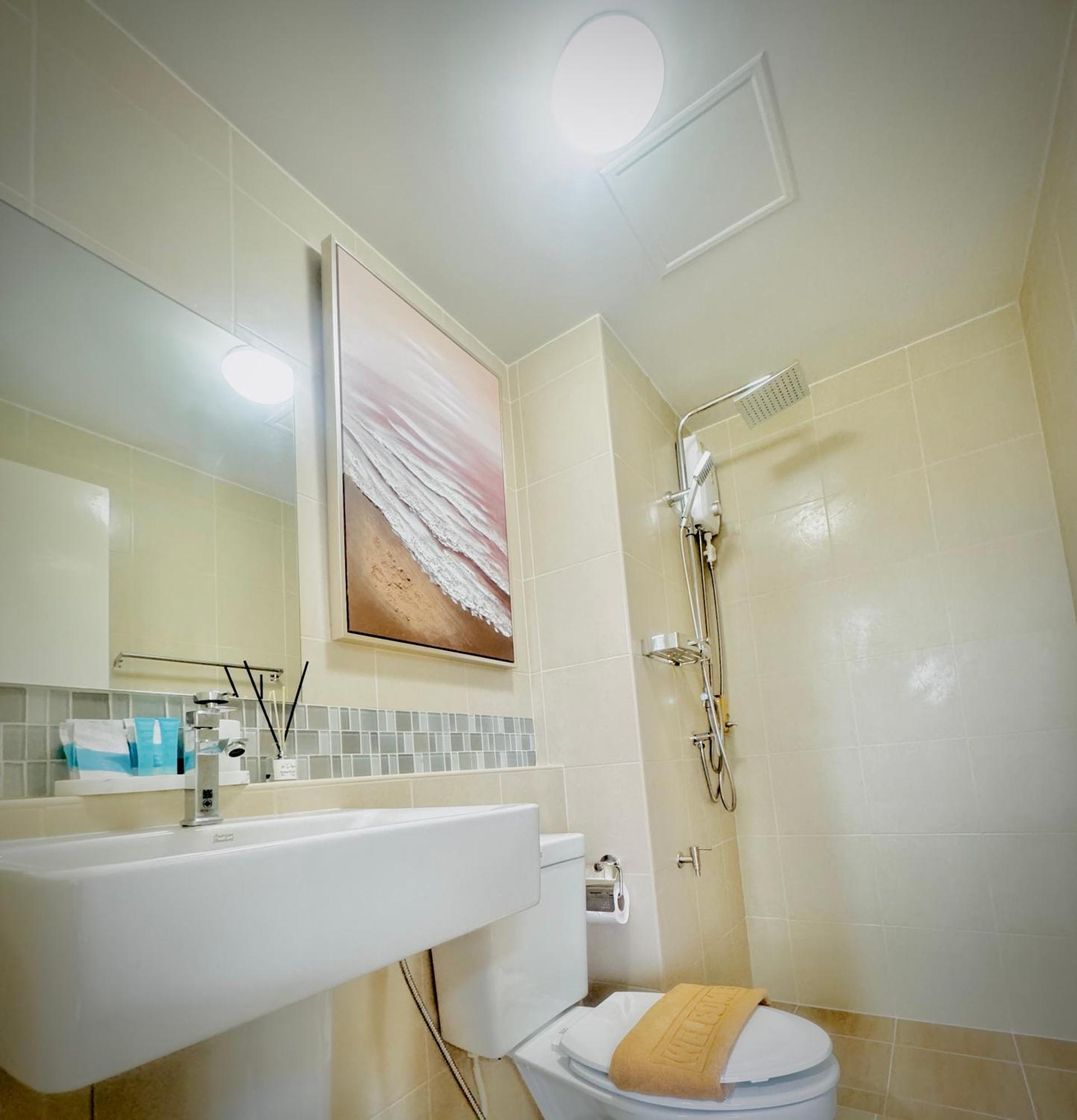 Sea&mountain View,5 Mins Walk To Famous With King Size Bed