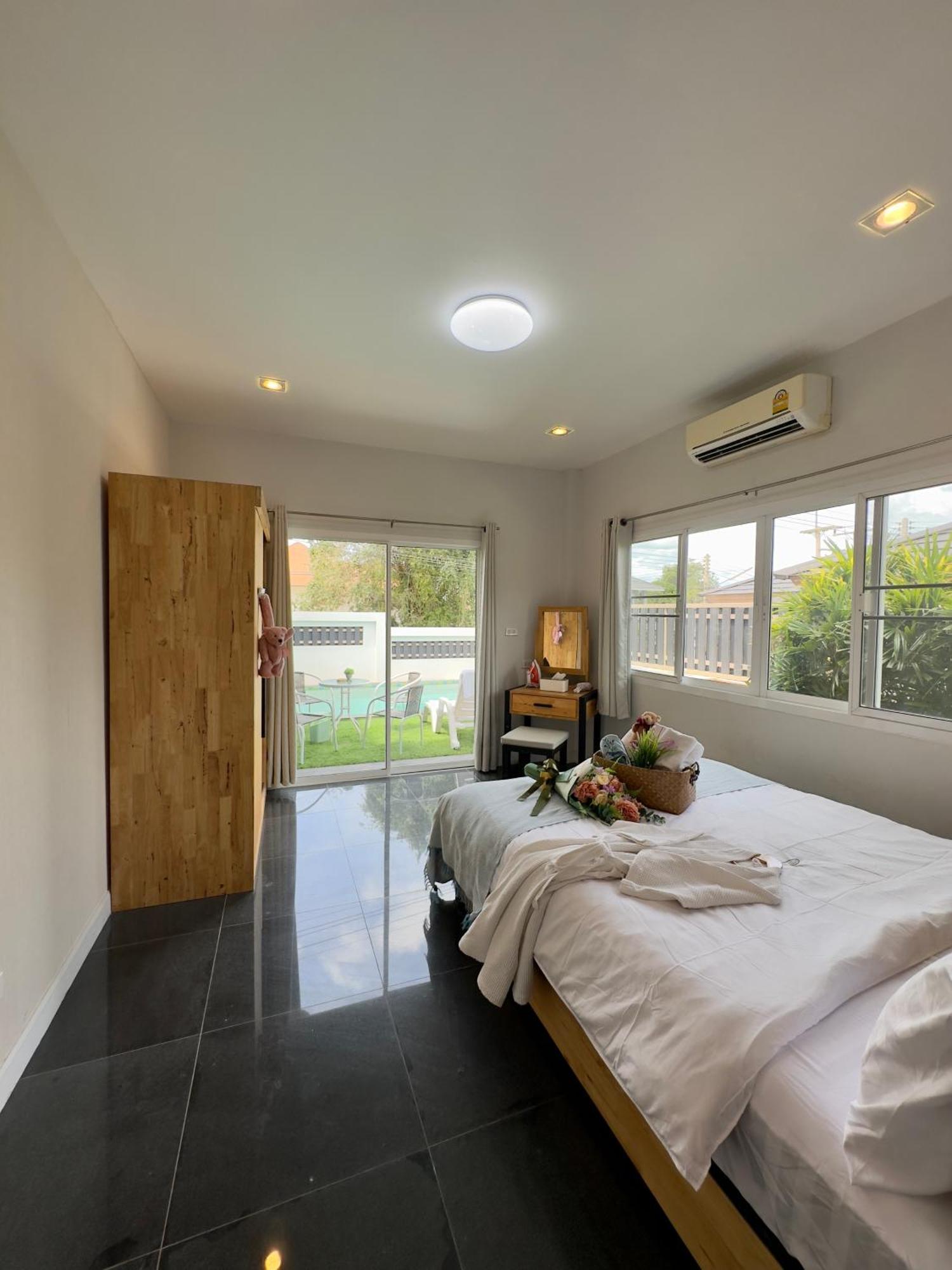 With Private Pool And Bbq, 3 Km From The Beach!