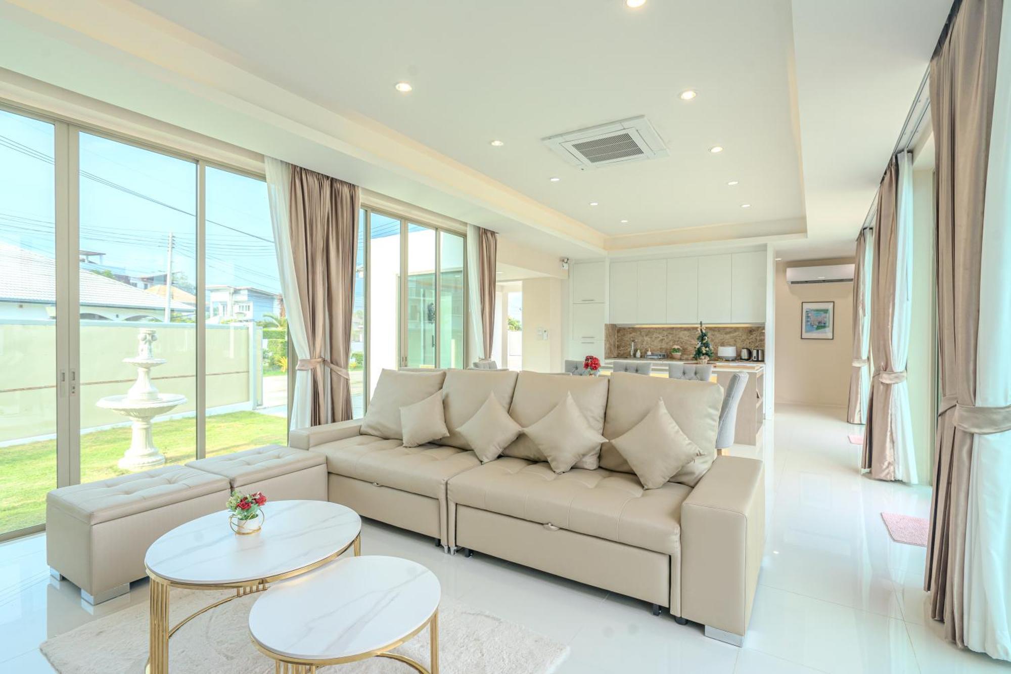 Luxurious 4-bedroom Pool Mountain Views